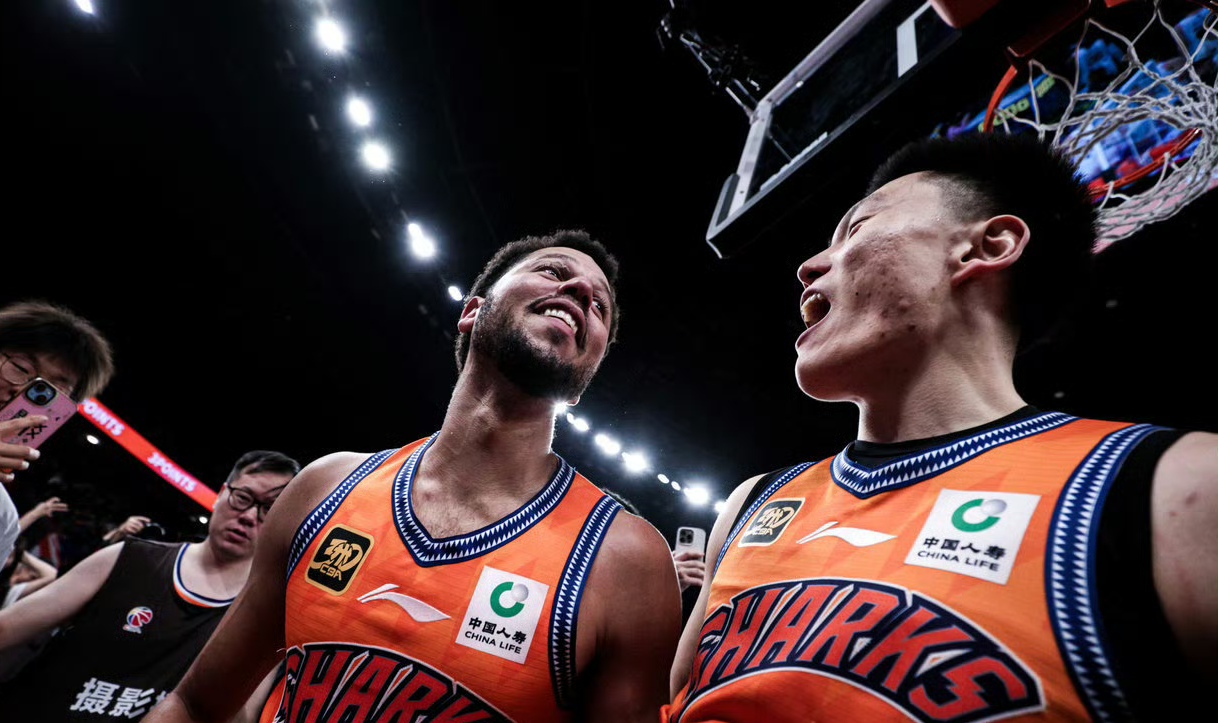 里程碑夜！密尔沃基雄鹿状态回暖；CBA常规赛今晚刷纪录；气氛紧张；团队化学反应显著