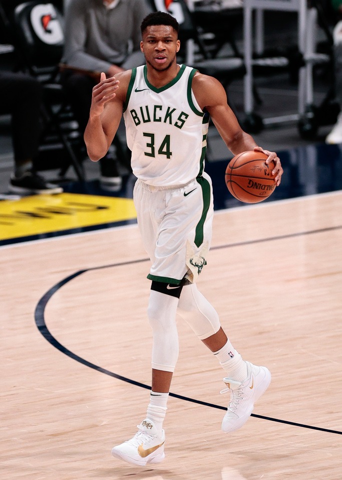 哈哈体育官网-今晨体能课后，密尔沃基雄鹿手感冰凉备战法甲，话题不断，轮换策略成焦点